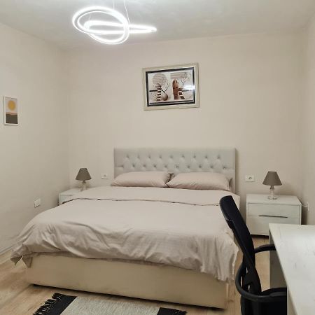 Downtown Boulevard Apartment With A Cute Balcony! Tirana Exterior foto