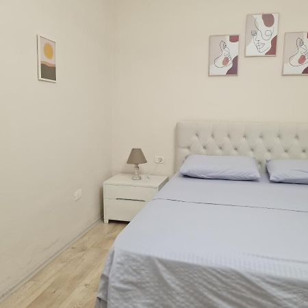 Downtown Boulevard Apartment With A Cute Balcony! Tirana Exterior foto