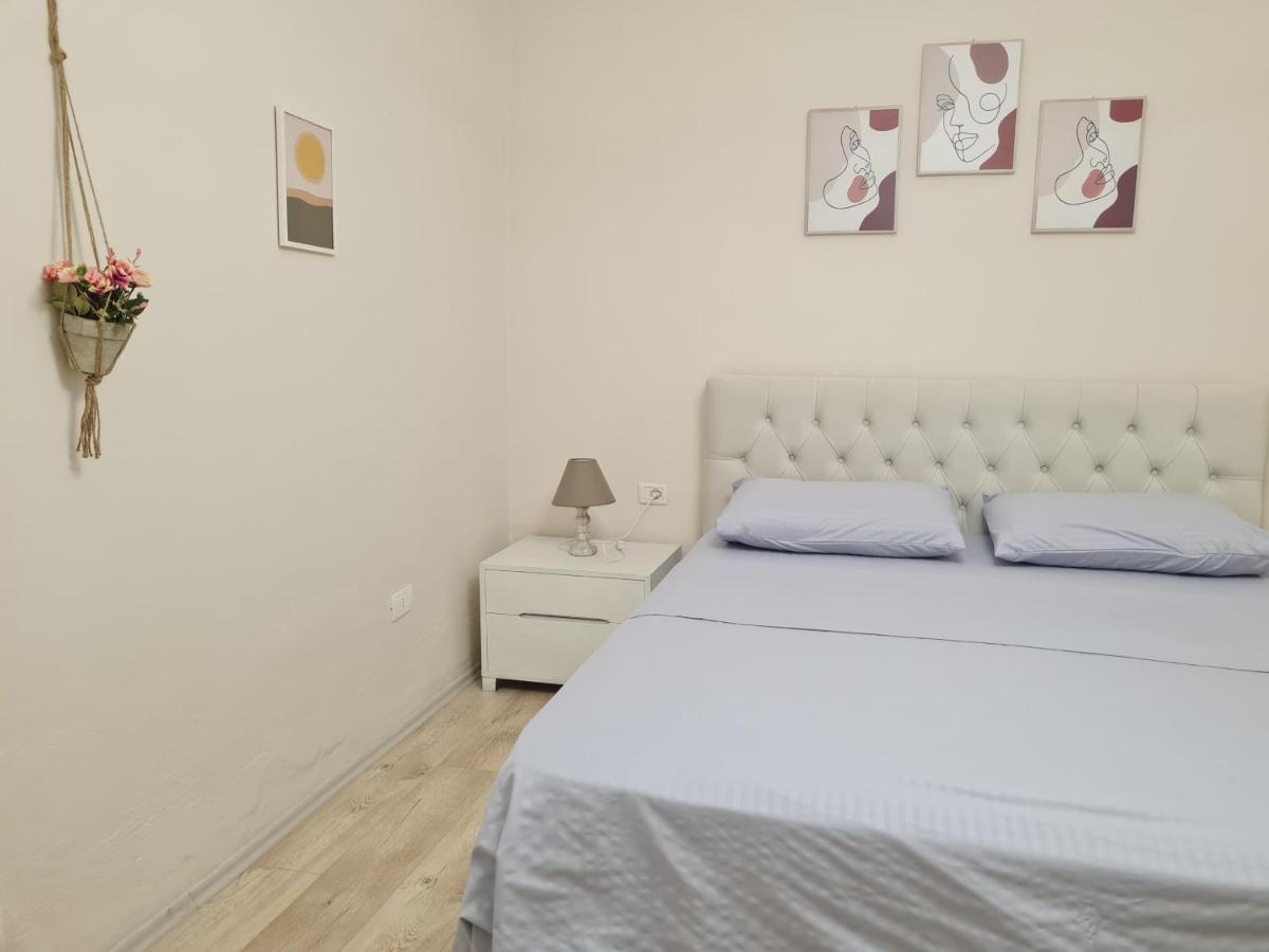 Downtown Boulevard Apartment With A Cute Balcony! Tirana Exterior foto